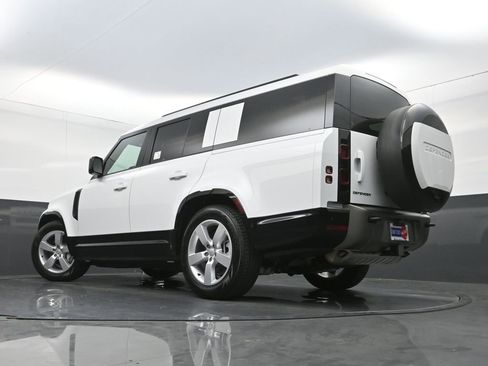Used 2025 Land Rover Defender 130 X-Dynamic SE AWD/4WD image 33