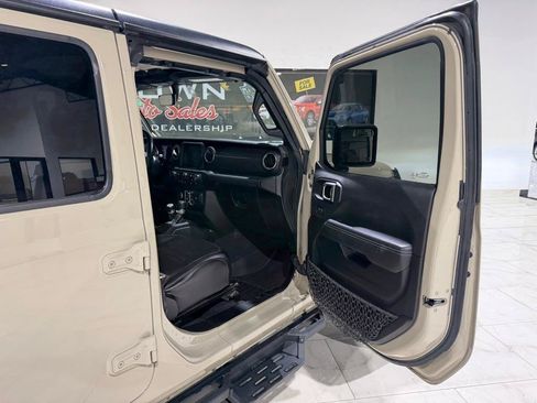 Used 2020 Jeep Gladiator Overland w/ Popular Equipment Package AWD/4WD image 18