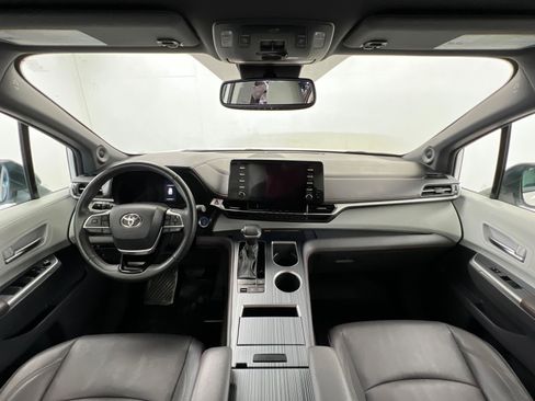 Used 2023 Toyota Sienna XSE w/ XSE Plus Package FWD image 9