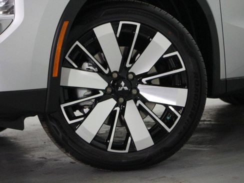 New 2026 Mitsubishi Outlander SE image 3