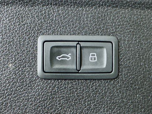 Used 2021 Audi Q5 e Premium w/ Convenience Package image 27