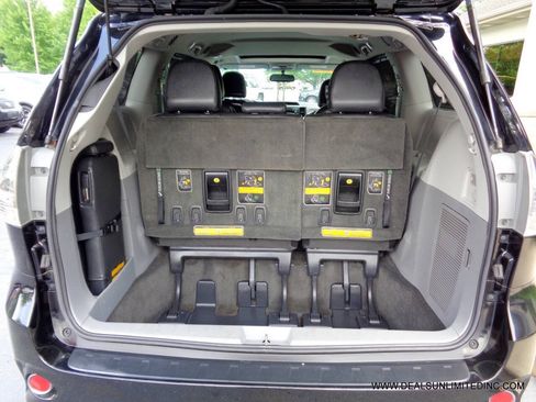 Used 2013 Toyota Sienna SE FWD image 17