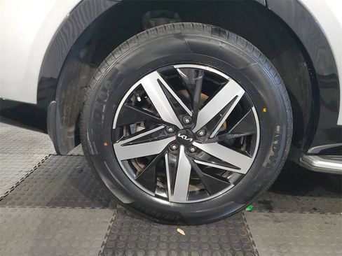 Certified 2022 Kia Sorento EX w/ Panoramic Sunroof Package image 7