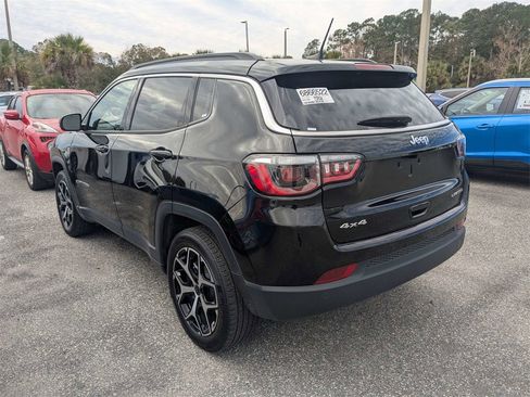 Used 2025 Jeep Compass Limited image 3