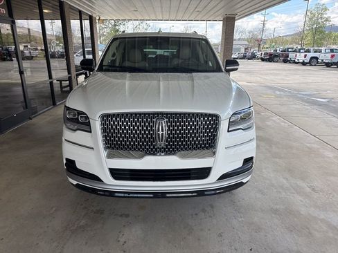 Used 2023 Lincoln Navigator Reserve image 2