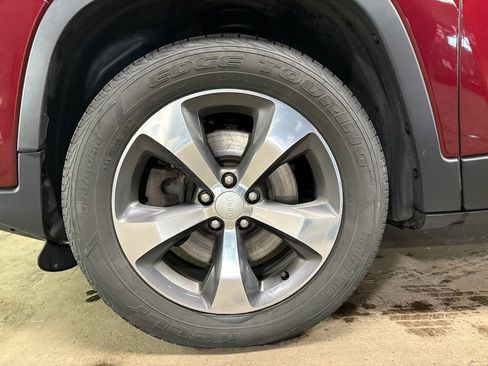 Used 2019 Jeep Cherokee Limited AWD/4WD image 28