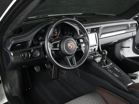 Used 2016 Porsche 911 R RWD image 36