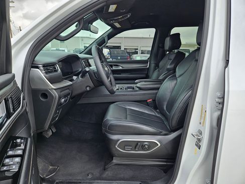 Used 2023 Jeep Wagoneer Series III w/ Preferred Equipment Group image 9