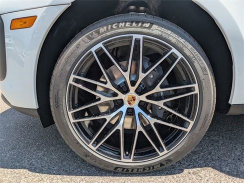 Certified 2025 Porsche Macan image 30