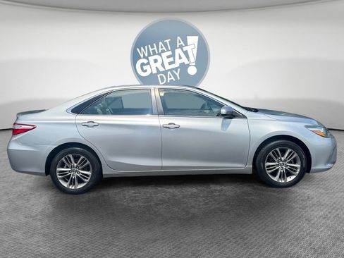 Used 2016 Toyota Camry SE w/ Moonroof Package FWD image 2