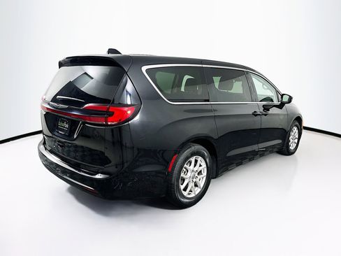 Used 2024 Chrysler Pacifica Touring-L image 9