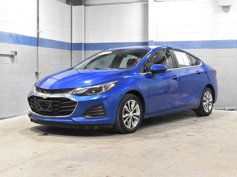 Used 2019 Chevrolet Cruze LT image 2