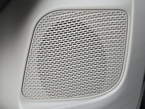 Used 2023 Chrysler Voyager LX image 25