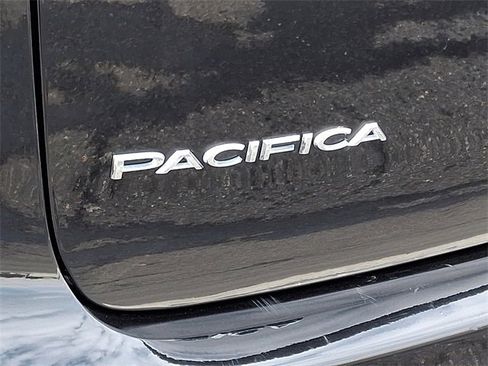 Used 2024 Chrysler Pacifica Touring-L image 33
