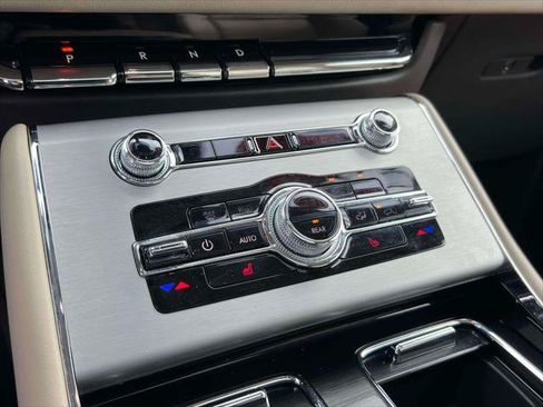 Used 2023 Lincoln Aviator AWD w/ Premium Package image 34