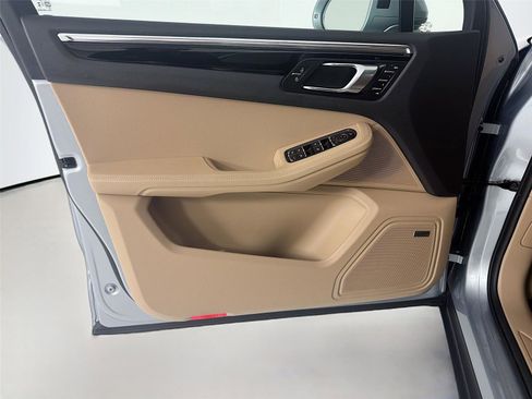 New 2025 Porsche Macan image 6