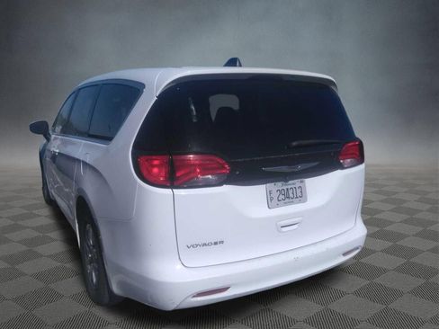 Used 2023 Chrysler Voyager LX FWD image 2