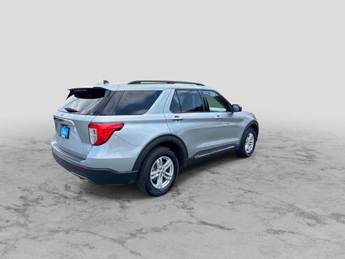 Used 2022 Ford Explorer XLT w/ Equipment Group 202A AWD/4WD image 8