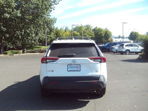 Used 2020 Toyota RAV4 LE AWD/4WD image 4