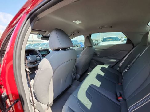 Used 2025 Hyundai Elantra Sport image 16