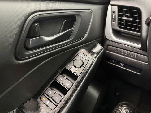 Used 2024 Nissan Rogue S image 13