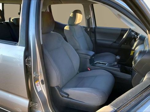 Used 2018 Toyota Tacoma SR image 19