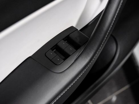 Used 2022 Tesla Model Y Long Range image 41