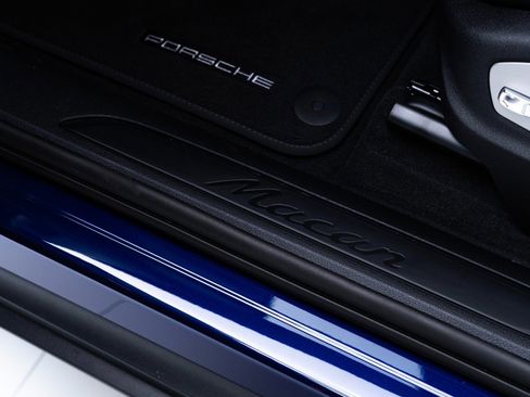 Certified 2025 Porsche Macan image 12