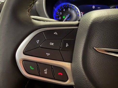 Used 2025 Chrysler Pacifica Select FWD image 16