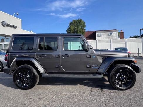 Used 2025 Jeep Wrangler Unlimited Sahara AWD/4WD image 8
