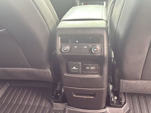 Used 2023 GMC Acadia SLT AWD/4WD image 8