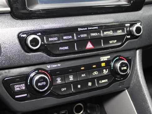 Used 2018 Kia Niro LX FWD image 17