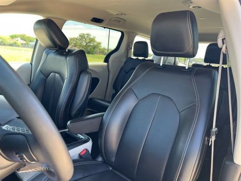 Used 2023 Chrysler Pacifica Touring-L FWD image 11