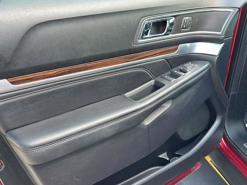 Used 2018 Ford Explorer Limited AWD/4WD image 7