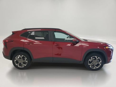 Used 2025 Chevrolet Trax LT w/ LT Convenience Package FWD image 4