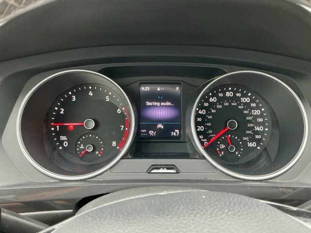 Used 2021 Volkswagen Tiguan SE FWD image 2