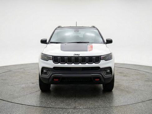 Used 2025 Jeep Compass Trailhawk AWD/4WD image 2