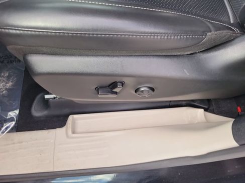 Used 2023 Chrysler Pacifica Touring-L FWD image 19