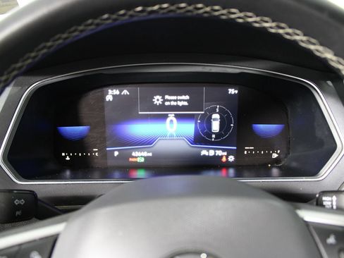 Used 2022 Volkswagen Tiguan SE w/ Panoramic Sunroof Package AWD/4WD image 17