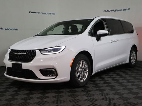 Used 2023 Chrysler Pacifica Touring-L FWD image 12