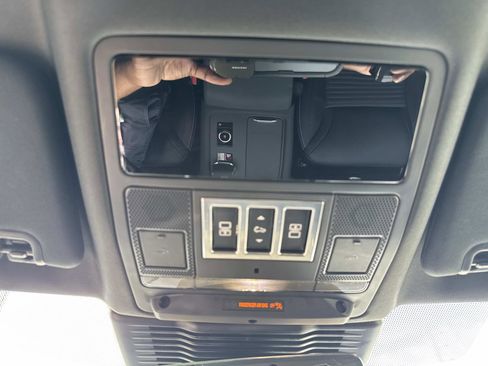 Certified 2025 Land Rover Discovery S image 28