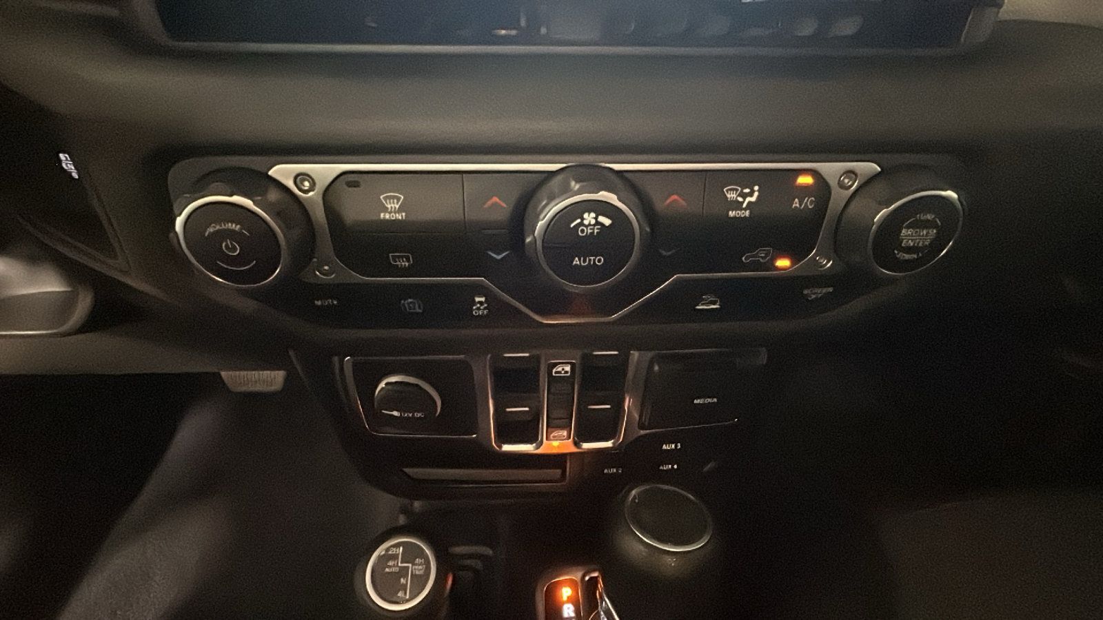 Used 2024 Jeep Wrangler Unlimited w/ Technology Group AWD/4WD image 26