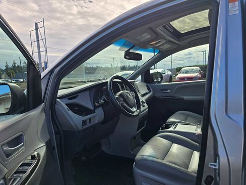 Used 2017 Toyota Sienna XLE image 19