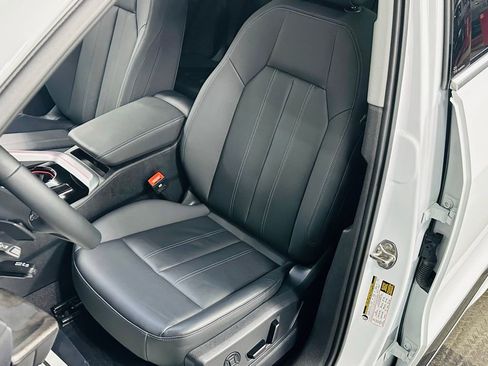 Certified 2025 Audi Q5 Premium w/ Convenience Package image 22