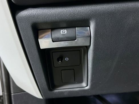 Used 2024 Land Rover Defender 110 X-Dynamic SE image 32