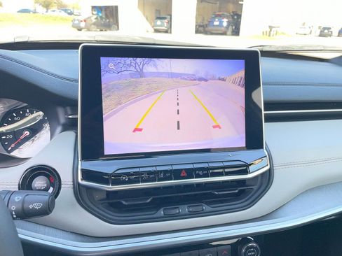 Used 2025 Jeep Compass Limited image 25