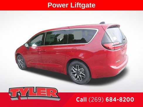 New 2027 Chrysler Pacifica Limited FWD image 5