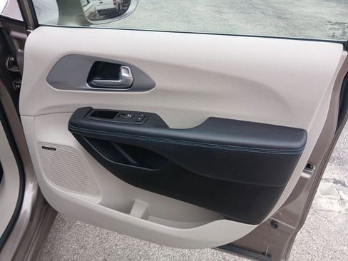 Used 2018 Chrysler Pacifica Limited w/ Advanced Safetytec Group image 19