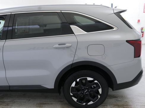 Used 2024 Kia Sorento S w/ Panoramic Sunroof Package image 6