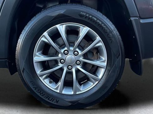 Used 2019 Jeep Cherokee Latitude Plus w/ Cold Weather Group image 40